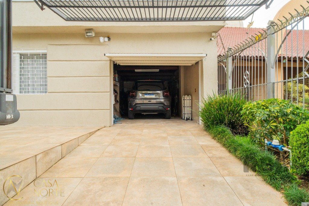 Casa à venda com 3 quartos, 200m², 2 suítes, 2 vagas, Travessa Miguel Pereira no bairro Medianeira em Porto Alegre
