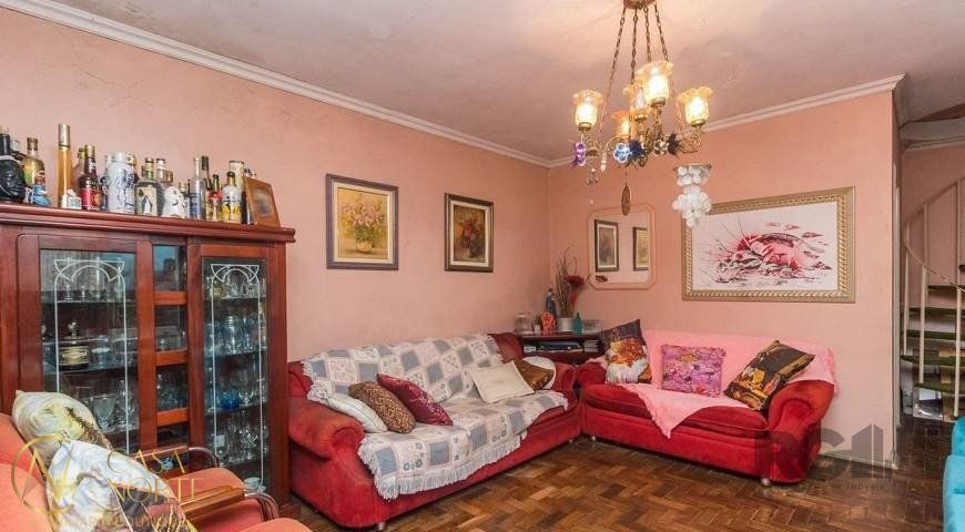 Casa à venda com 5 quartos, 250m², 2 suítes, 4 vagas, Rua Serro Azul no bairro Santa Maria Goretti em Porto Alegre