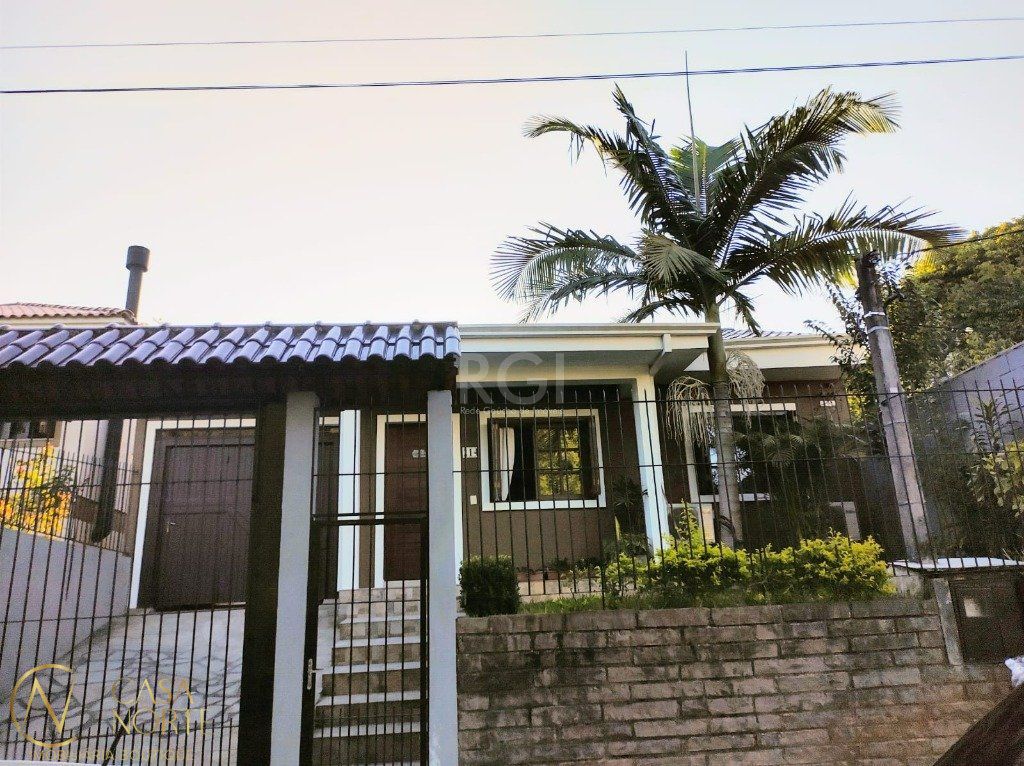 Casa à venda com 2 quartos, 214m², 4 vagas, Rua Theonila Carvalho da Motta no bairro Parque Santa Fé em Porto Alegre