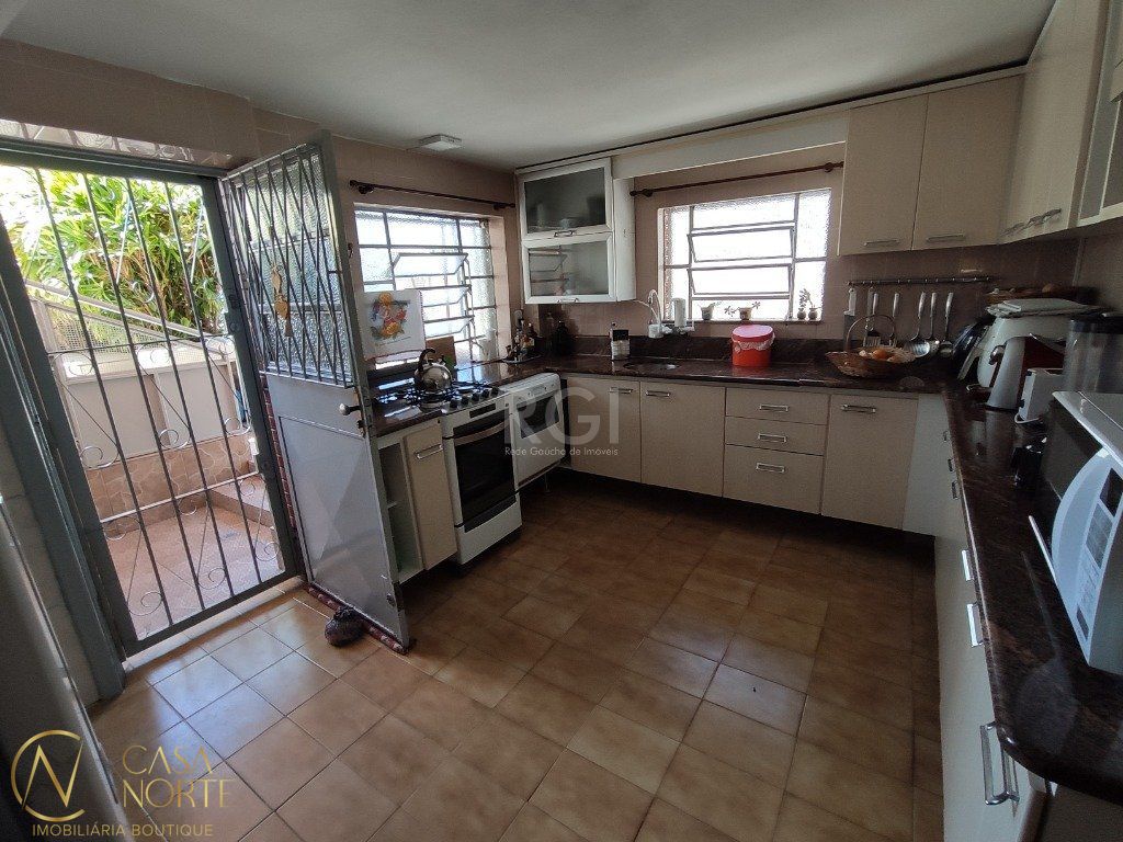 Casa à venda com 4 quartos, 142m², 5 vagas, Rua Bernardino dos Santos no bairro Teresópolis em Porto Alegre