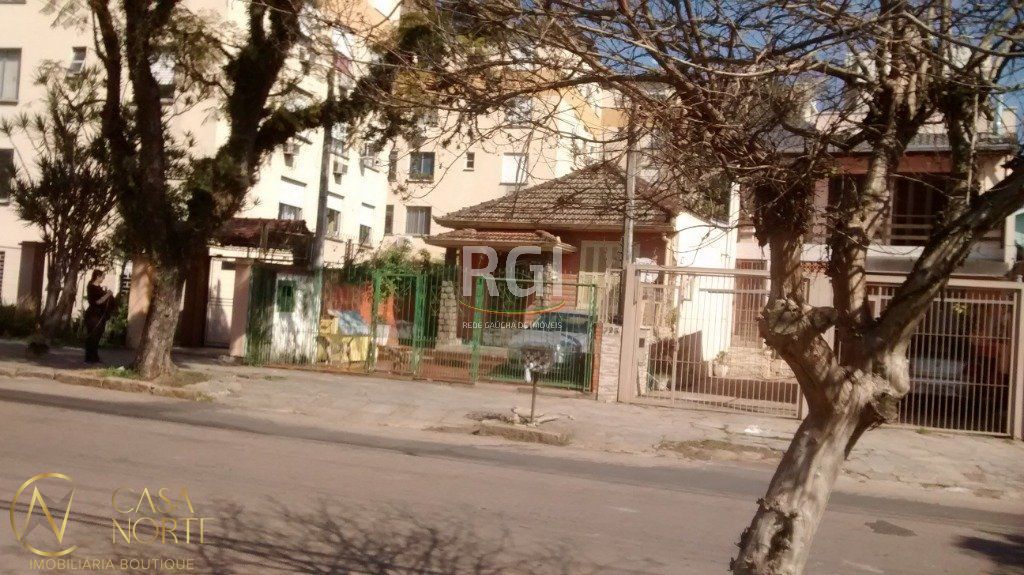 Terreno à venda  com 193m², Rua Professor Carvalho Freitas no bairro Teresópolis em Porto Alegre
