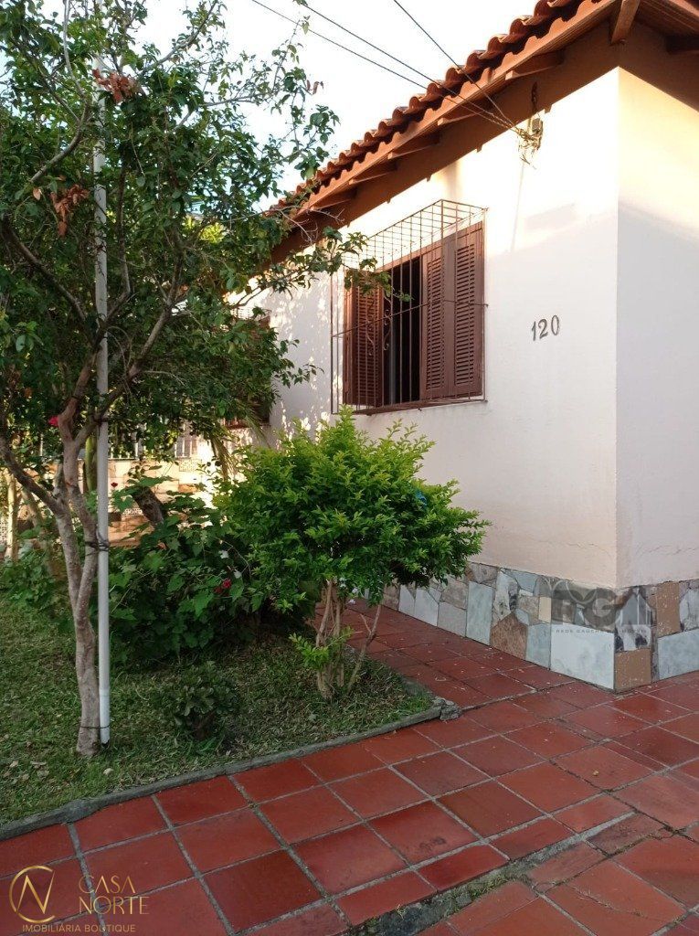 Casa à venda com 3 quartos, 120m², 2 vagas, Rua Carlos Barone no bairro Passo das Pedras em Porto Alegre