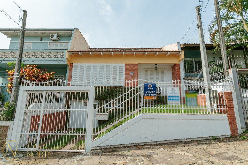 Casa à venda com 3 quartos, 229m², 1 suíte, 1 vaga, Rua Bispo William Thomas no bairro Teresópolis em Porto Alegre