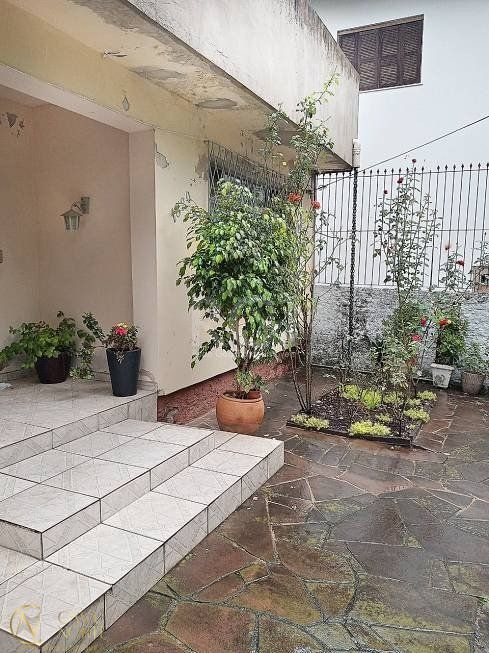 Casa à venda com 4 quartos, 160m², 2 vagas, Rua Alberto Silva no bairro Vila Ipiranga em Porto Alegre