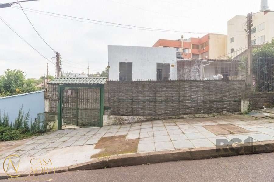 Casa à venda com 4 quartos, 160m², 2 suítes, 2 vagas, Rua Itagibá no bairro Santa Tereza em Porto Alegre