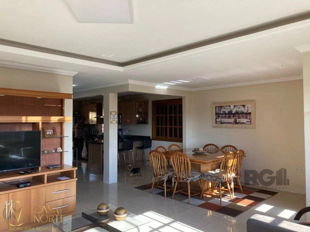 Casa à venda com 3 quartos, 234m², 2 suítes, 3 vagas, Rua Dolores Duran no bairro Lomba do Pinheiro em Porto Alegre