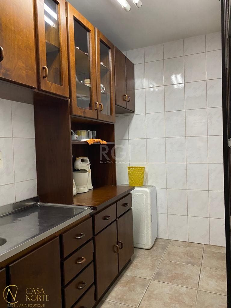 Casa à venda com 6 quartos, 330m², 3 vagas, Rua Gaurama no bairro Cavalhada em Porto Alegre