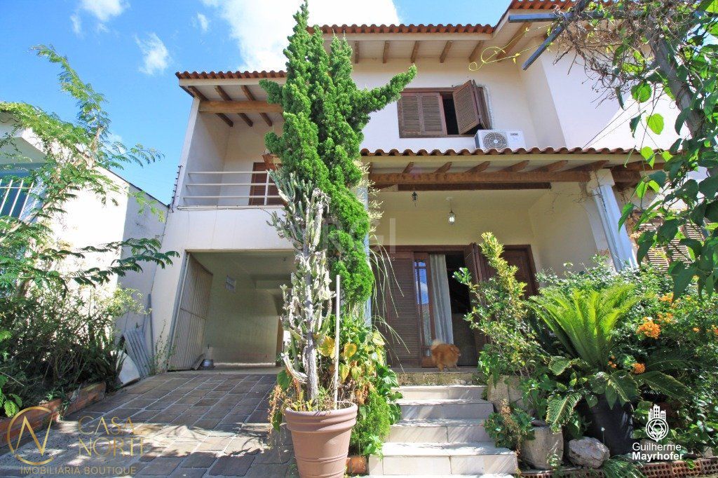Casa à venda com 4 quartos, 240m², 3 suítes, 6 vagas, Rua Platao no bairro Jardim Sabará em Porto Alegre