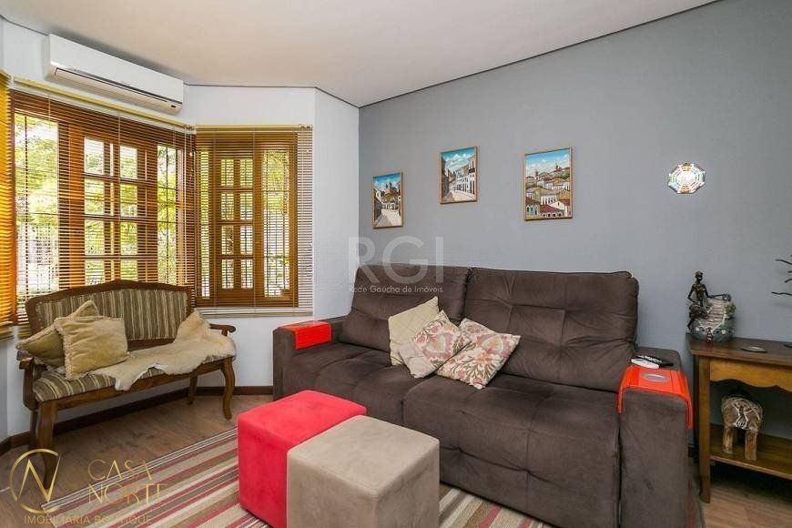 Casa à venda com 3 quartos, 147m², 1 suíte, 3 vagas, Rua Criciuma no bairro Guarujá em Porto Alegre