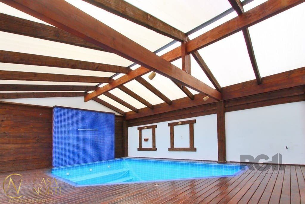 Casa à venda com 4 quartos, 324m², 2 suítes, 2 vagas, Rua Indianapolis no bairro Três Figueiras em Porto Alegre