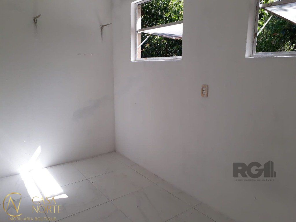Casa à venda com 4 quartos, 180m², 2 suítes, 2 vagas, Avenida Cruz Alta no bairro Nonoai em Porto Alegre