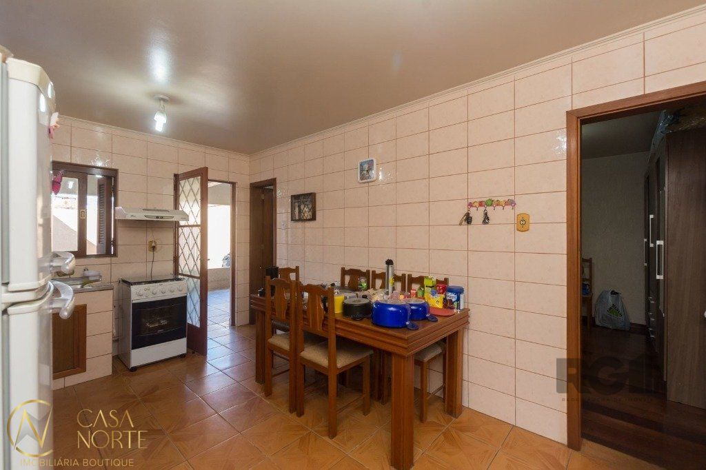 Casa à venda com 4 quartos, 265m², 2 suítes, 3 vagas, Rua Adroaldo Novo Correa no bairro Cavalhada em Porto Alegre