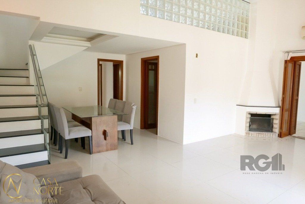 Casa à venda com 3 quartos, 154m², 4 vagas, Rua Pau-Brasil no bairro Hípica em Porto Alegre
