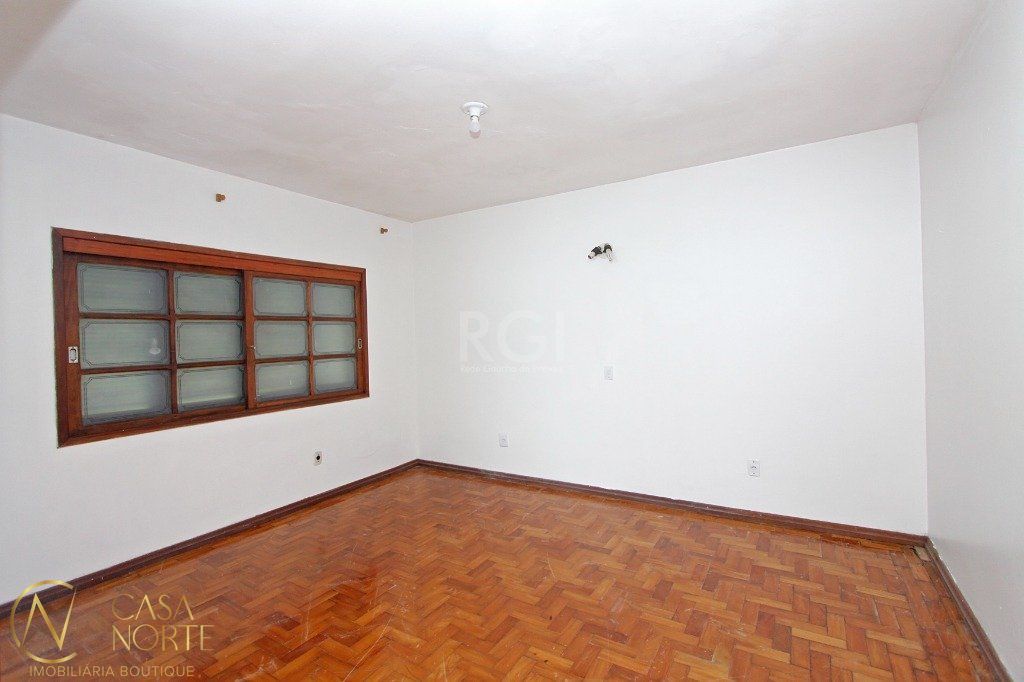 Casa à venda com 4 quartos, 240m², 6 vagas, Rua Santa Flora no bairro Nonoai em Porto Alegre