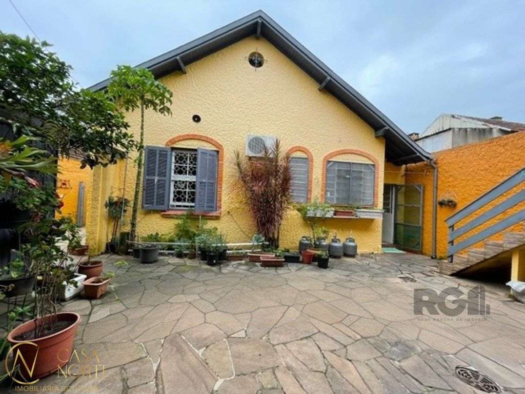 Casa à venda com 4 quartos, 265m², 1 suíte, 3 vagas, Rua Bernardino Caetano Fraga no bairro Santa Tereza em Porto Alegre