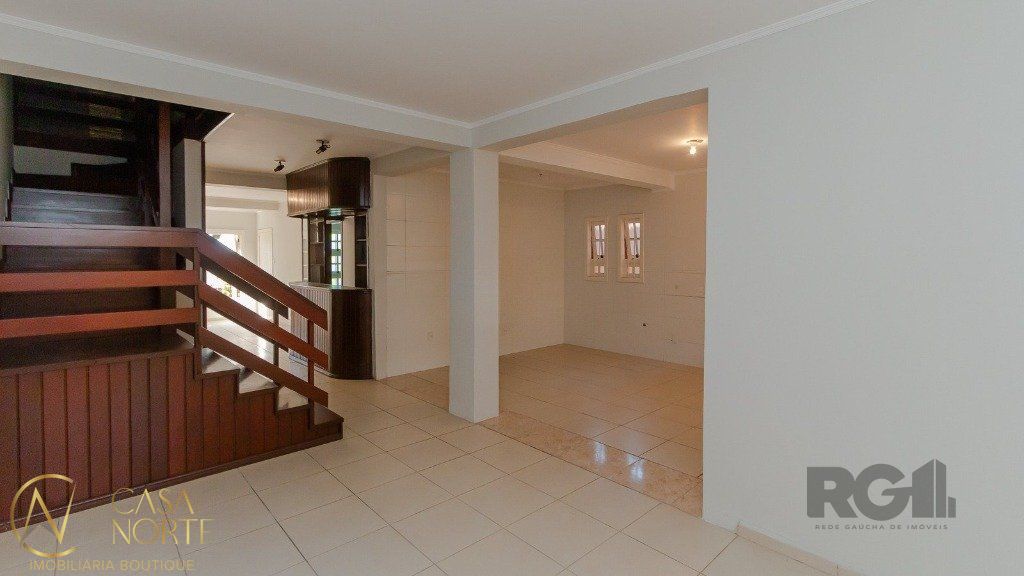 Casa à venda com 4 quartos, 235m², 1 suíte, 4 vagas, Rua Aldrovando Leão no bairro Vila Jardim em Porto Alegre