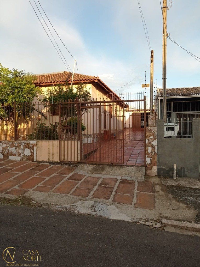 Casa à venda com 3 quartos, 120m², 2 vagas, Rua Carlos Barone no bairro Passo das Pedras em Porto Alegre