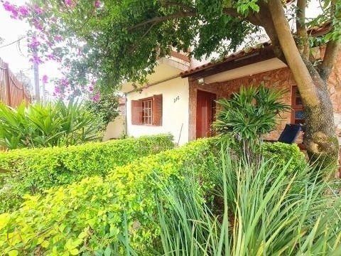 Casa à venda com 3 quartos, 388m², 3 vagas, Rua Marista no bairro Vila João Pessoa em Porto Alegre