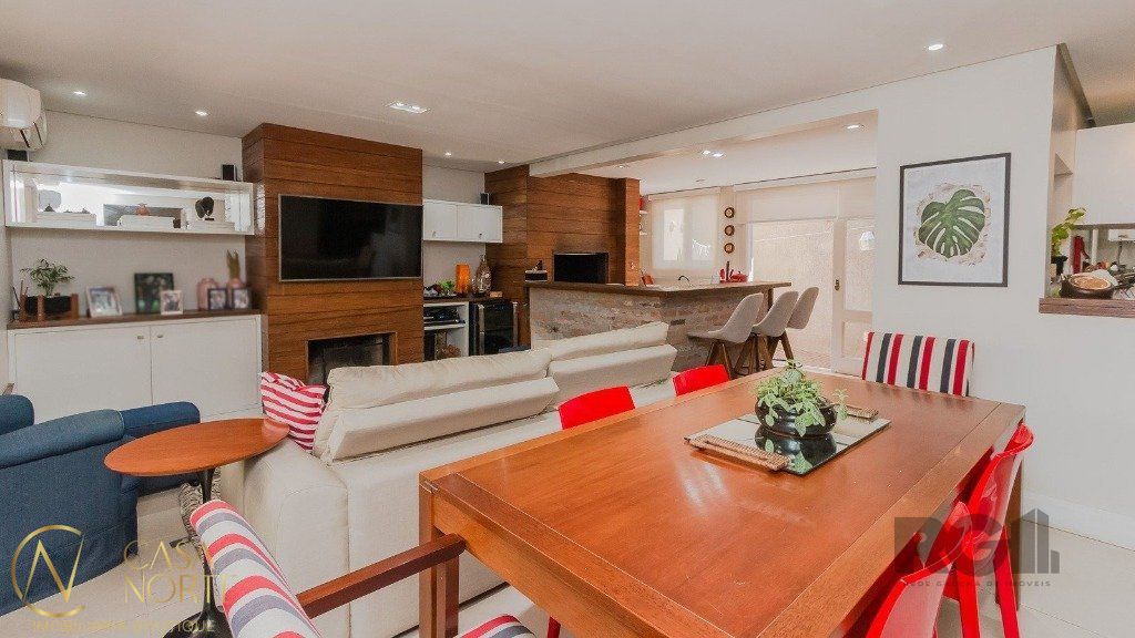 Casa de Condomínio à venda com 3 quartos, 249m², 1 suíte, 4 vagas, Rua Conde da Figueira no bairro Vila Jardim em Porto Alegre