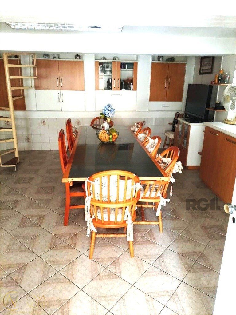 Casa à venda com 4 quartos, 252m², 4 vagas, Avenida Frei Henrique de Coimbra no bairro Vila Ipiranga em Porto Alegre