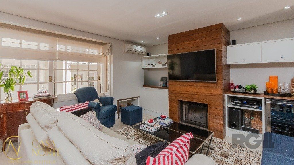 Casa de Condomínio à venda com 3 quartos, 249m², 1 suíte, 4 vagas, Rua Conde da Figueira no bairro Vila Jardim em Porto Alegre