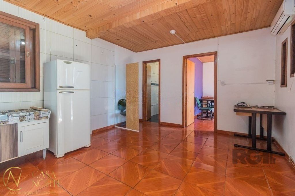 Casa à venda com 4 quartos, 189m², 3 vagas, Avenida General Emílio Lúcio Esteves no bairro Santa Maria Goretti em Porto Alegre