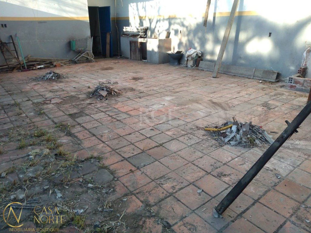 Terreno à venda  com 429m², Rua Miracema no bairro Chácara das Pedras em Porto Alegre