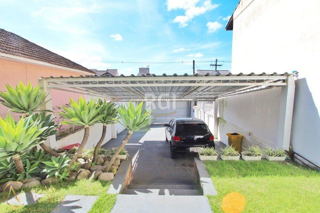 Casa à venda com 5 quartos, 260m², 2 suítes, 4 vagas, Rua Professor Carvalho Freitas no bairro Teresópolis em Porto Alegre