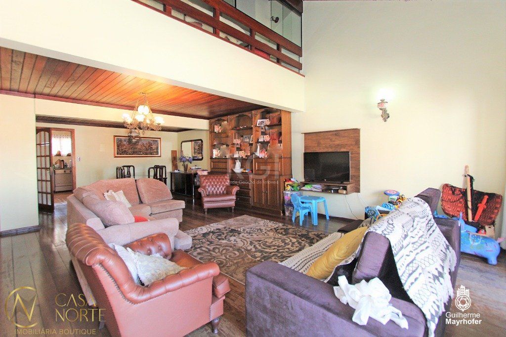 Casa à venda com 3 quartos, 326m², 3 suítes, 4 vagas, Rua João Bonuma no bairro Coronel Aparício Borges em Porto Alegre