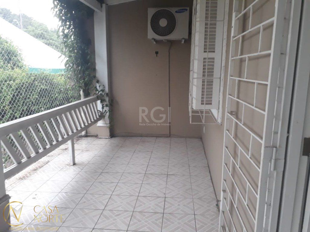 Casa à venda com 2 quartos, 120m², 4 vagas, Avenida Vicente Monteggia no bairro Cavalhada em Porto Alegre