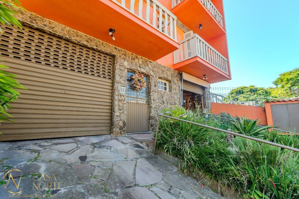 Casa à venda com 4 quartos, 328m², 2 suítes, 2 vagas, Rua Doutor Barbosa Gonçalves no bairro Chácara das Pedras em Porto Alegre