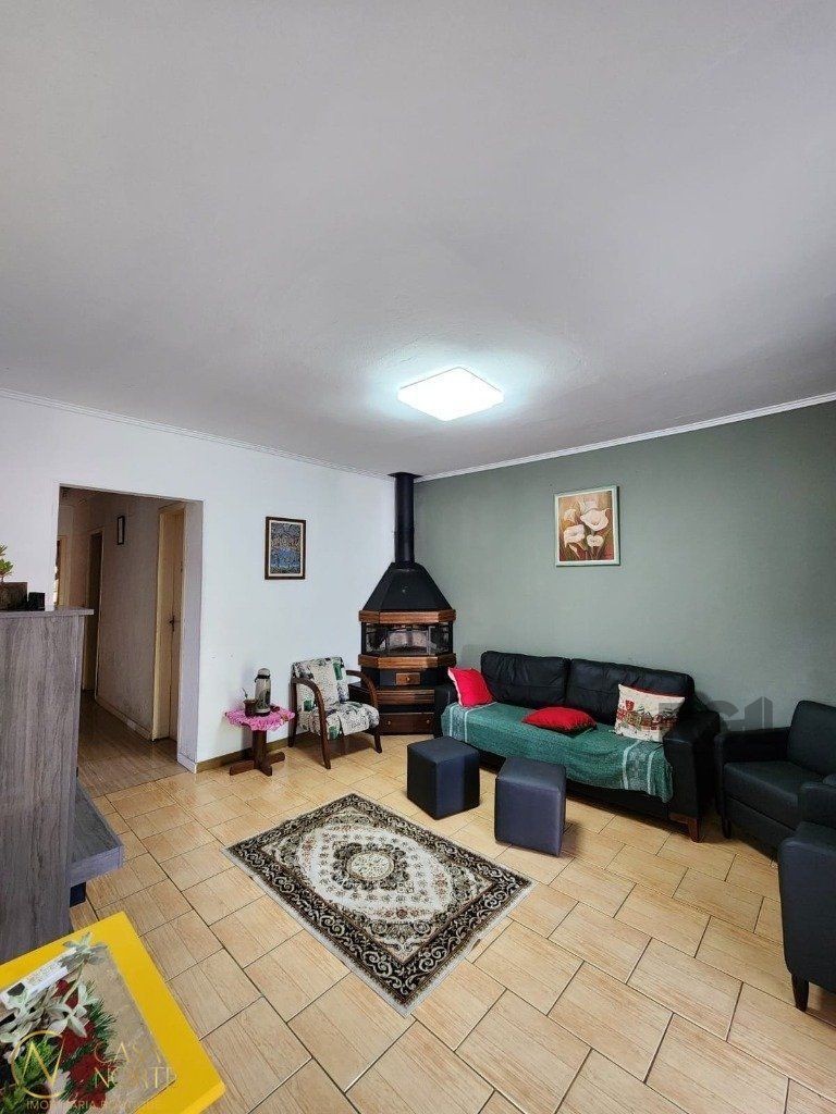 Casa à venda com 3 quartos, 152m², 3 vagas, Rua Ênio de Souza no bairro Vila Nova em Porto Alegre