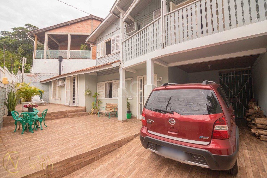 Casa à venda com 3 quartos, 116m², 1 suíte, 2 vagas, Rua Doutor Ernesto Miranda no bairro Jardim São Pedro em Porto Alegre