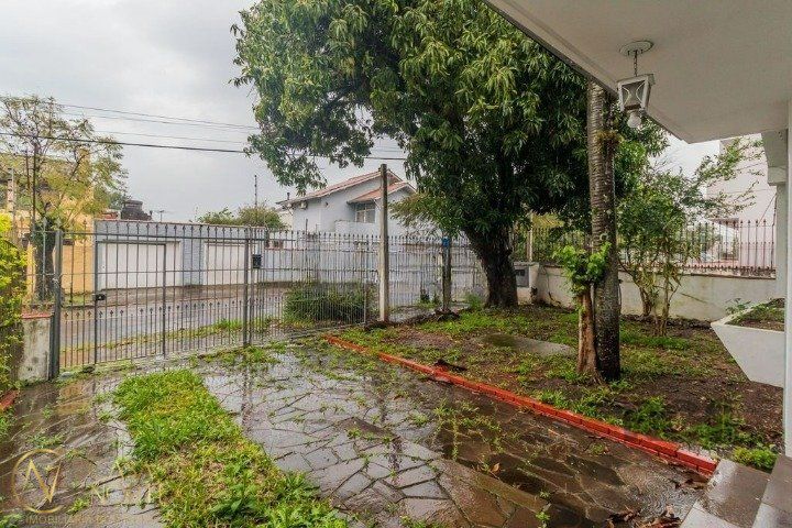 Casa à venda com 4 quartos, 189m², 5 vagas, Rua Beberibe no bairro São Sebastião em Porto Alegre