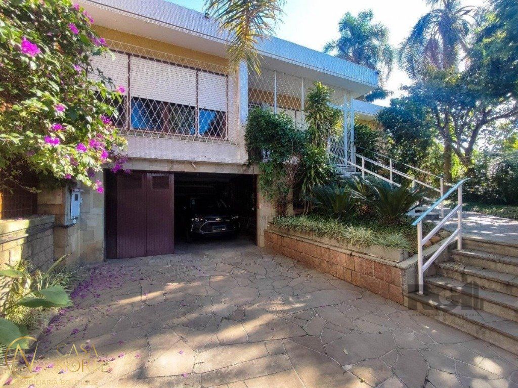 Casa à venda com 4 quartos, 290m², 1 suíte, 4 vagas, Avenida Benno Mentz no bairro Vila Ipiranga em Porto Alegre