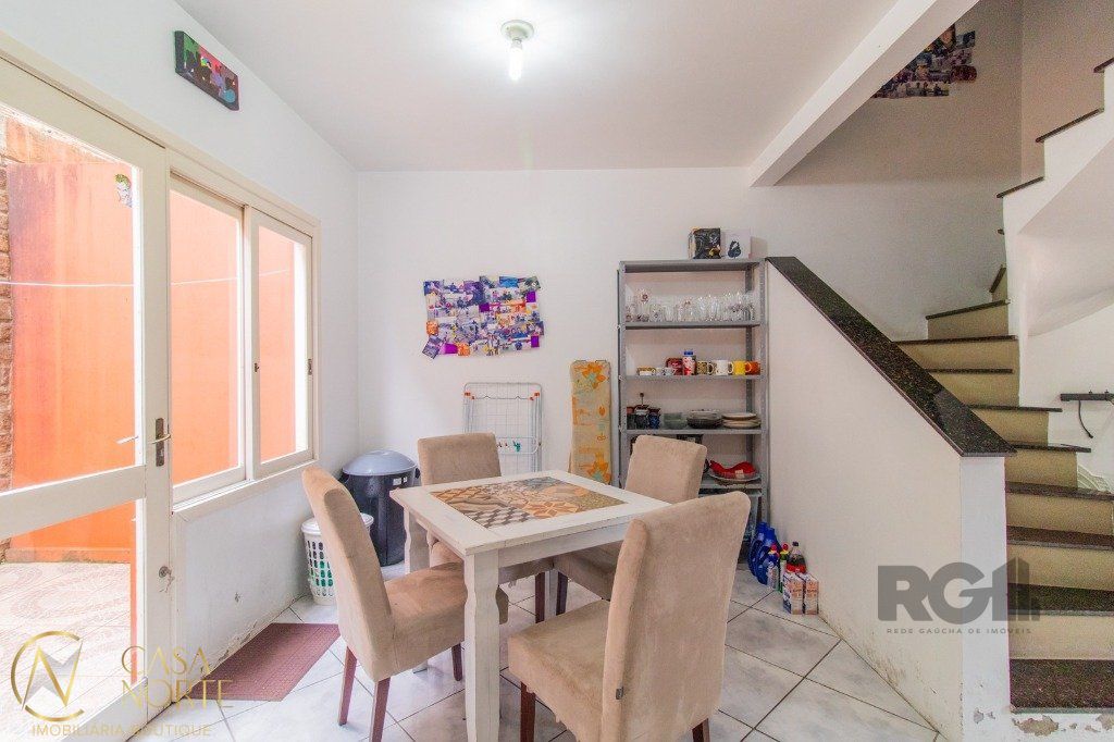 Casa de Condomínio à venda com 3 quartos, 140m², 2 suítes, 2 vagas, Rua Sepé Tiaraju no bairro Teresópolis em Porto Alegre