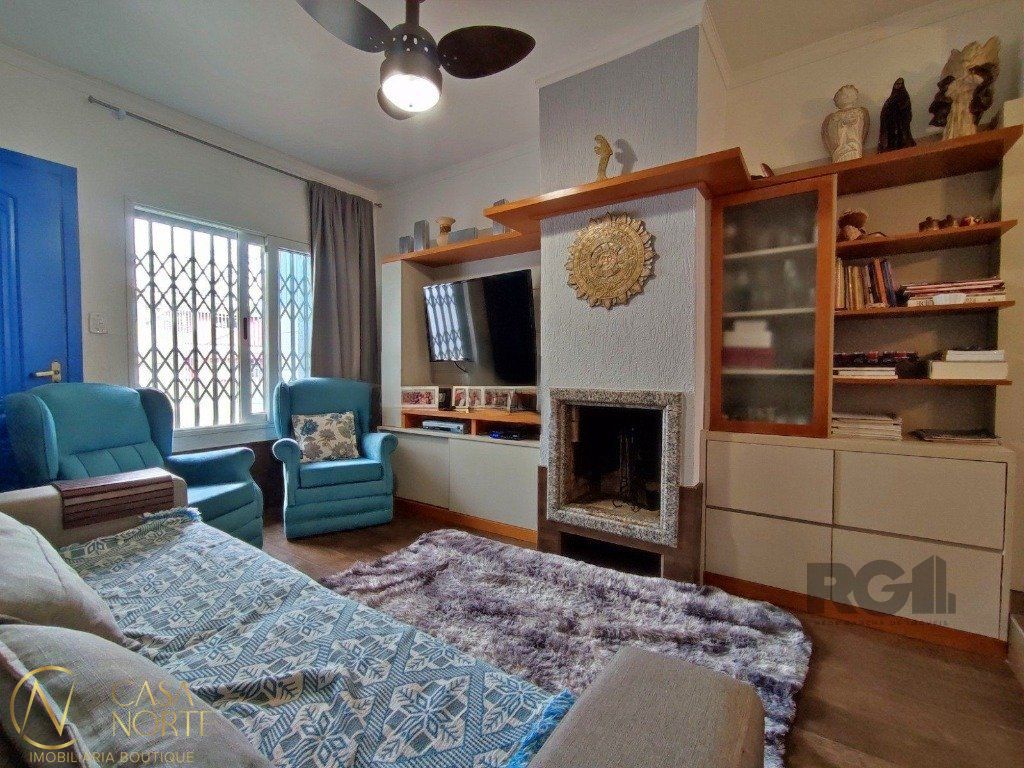Casa à venda com 4 quartos, 233m², 1 suíte, 3 vagas, Rua Guilherme Alves no bairro Partenon em Porto Alegre