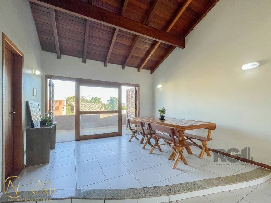 Casa à venda com 3 quartos, 121m², 2 vagas, Rua Helio Felix Frey no bairro Espírito Santo em Porto Alegre