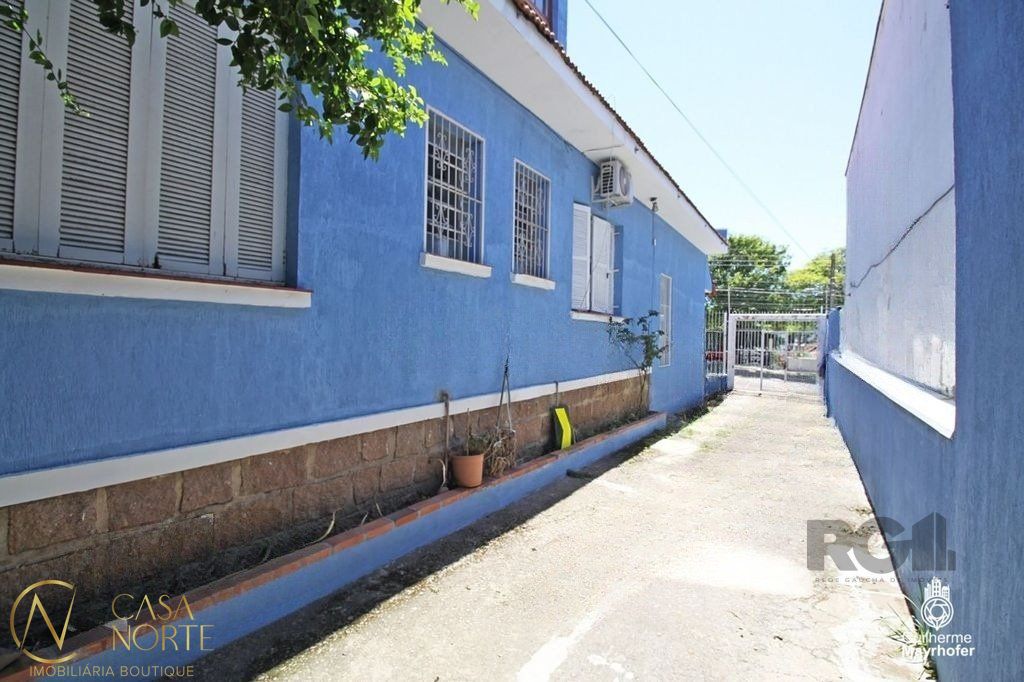 Casa à venda com 3 quartos, 254m², 1 suíte, 3 vagas, Rua Guilherme Alves no bairro Partenon em Porto Alegre