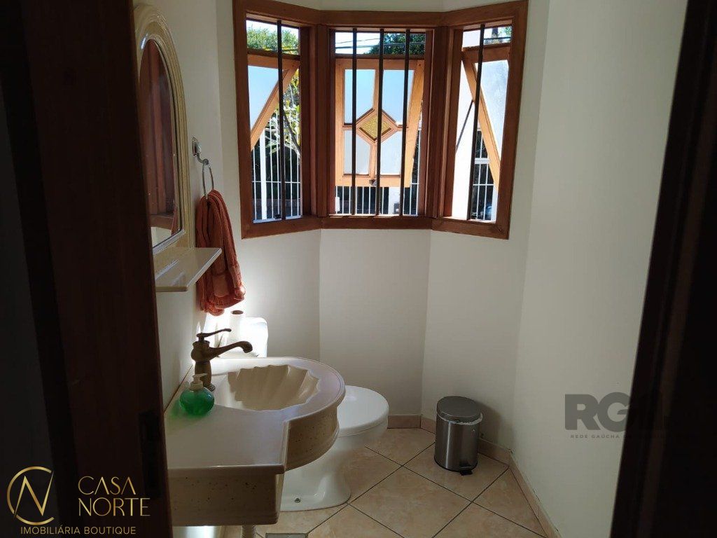 Casa à venda com 3 quartos, 234m², 1 suíte, 6 vagas, Avenida Pereira Pinto no bairro Jardim São Pedro em Porto Alegre