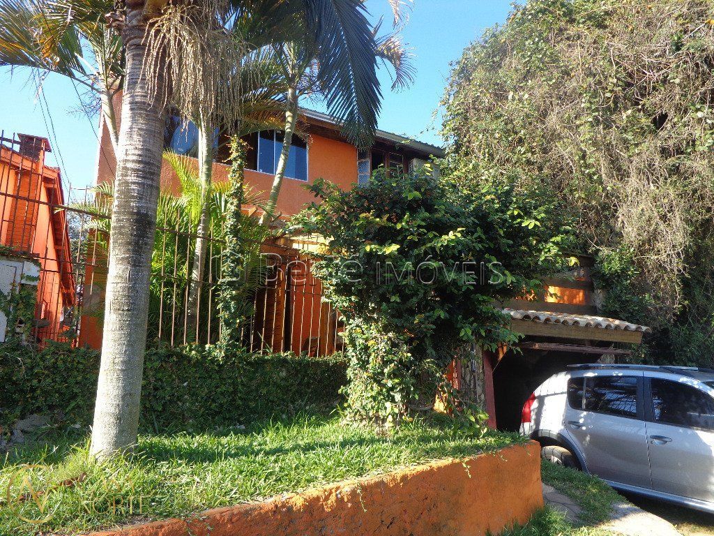 Casa à venda com 4 quartos, 101m², 1 vaga, Beco Maria Balbina no bairro Campo Novo em Porto Alegre