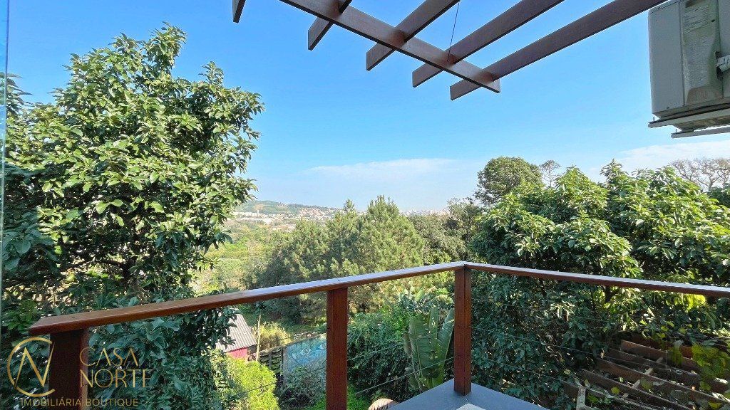 Casa à venda com 3 quartos, 299m², 1 suíte, 3 vagas, Rua Professor Aslid Gick no bairro Vila Nova em Porto Alegre