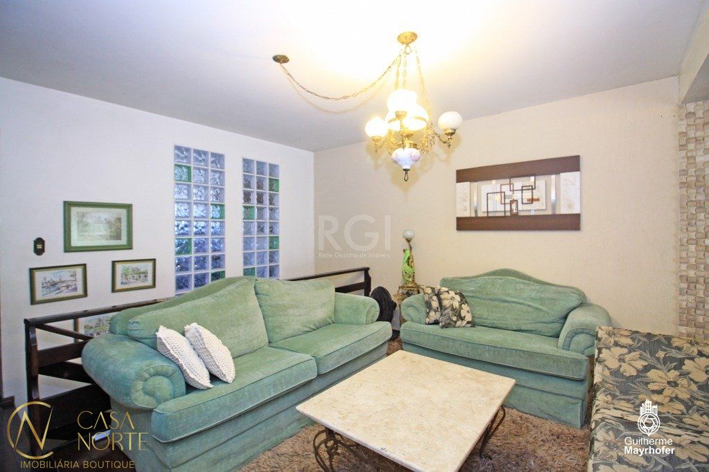 Casa à venda com 3 quartos, 225m², 1 suíte, 4 vagas, Rua João Mora no bairro Camaquã em Porto Alegre