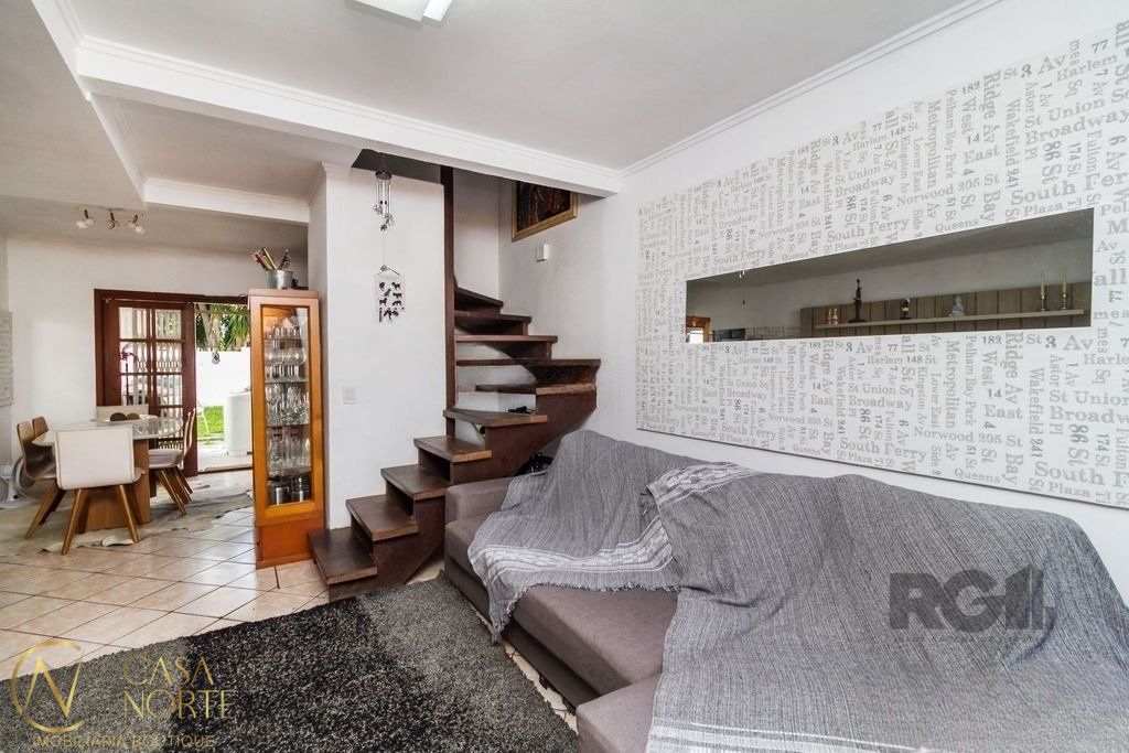 Casa à venda com 3 quartos, 117m², 1 vaga, Rua Doutor Lauro Miguel Sturm no bairro Hípica em Porto Alegre