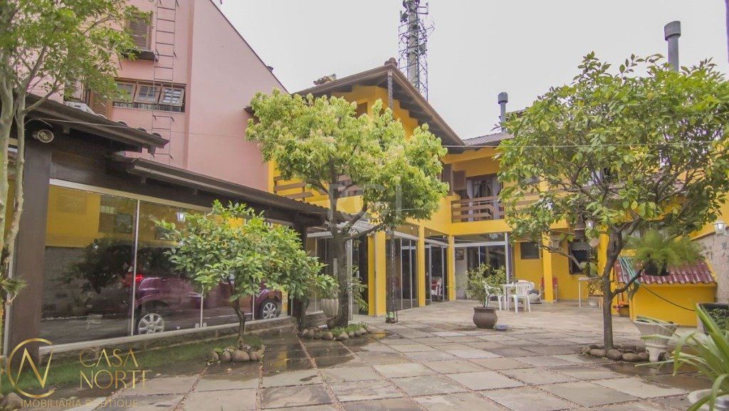 Casa à venda com 3 quartos, 252m², 1 suíte, 3 vagas, Rua Lola de Oliveira no bairro Parque Santa Fé em Porto Alegre