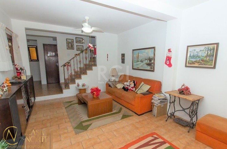 Casa à venda com 3 quartos, 240m², 1 suíte, 3 vagas, Rua Augusto Attilio Giordani no bairro São Sebastião em Porto Alegre
