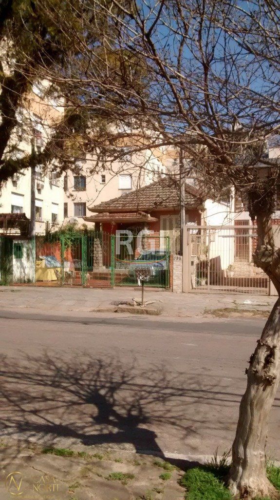Terreno à venda  com 193m², Rua Professor Carvalho Freitas no bairro Teresópolis em Porto Alegre