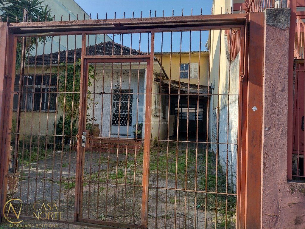 Casa à venda com 6 quartos, 200m², 8 vagas, Avenida Cruz Alta no bairro Nonoai em Porto Alegre