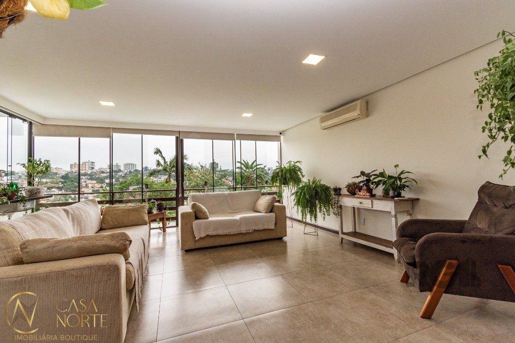 Casa à venda com 4 quartos, 484m², 2 suítes, 8 vagas, Rua Estácio de Sá no bairro Chácara das Pedras em Porto Alegre