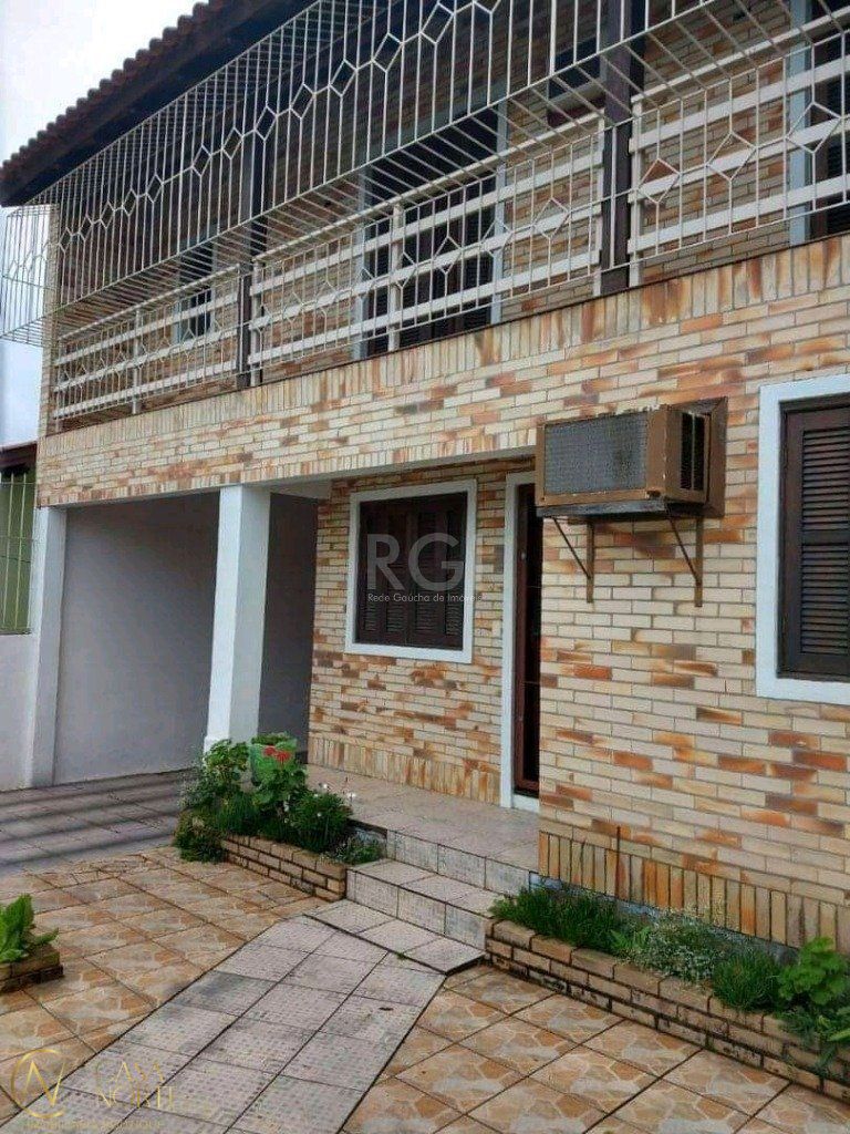 Casa à venda com 4 quartos, 320m², 2 vagas, Rua Miguel Ascoleze no bairro Vila Nova em Porto Alegre